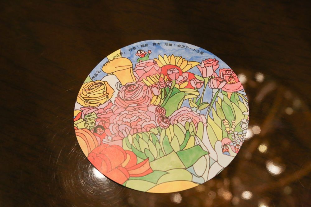 パラ・アーティストの輪島貫太さんとコラボレーションした「苺のブリュレパフェ」コースターのイメージ