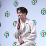 トーク中の綱啓永さん