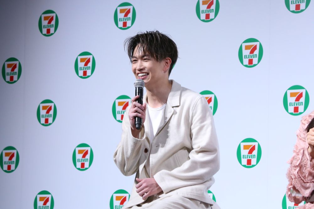 トーク中の綱啓永さん