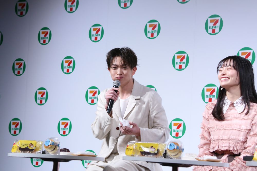 「クワトロチョコエクレア」を食べる綱啓永さん