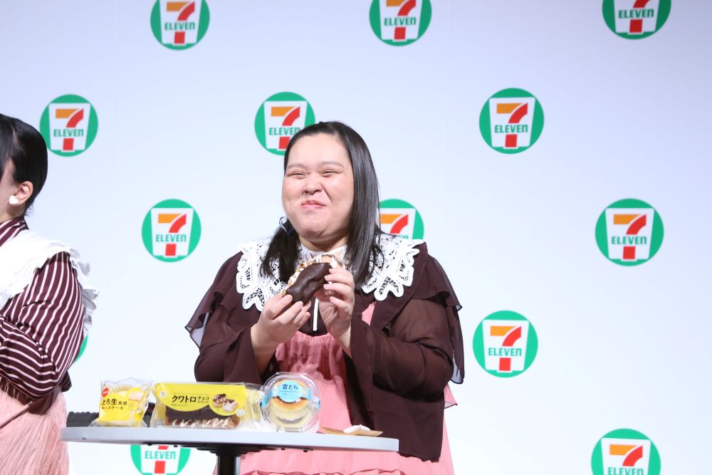 「クワトロチョコエクレア」を持つ田辺智加さん