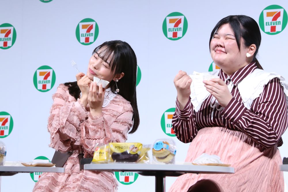 実食するきりやはるかさん、あんりさん