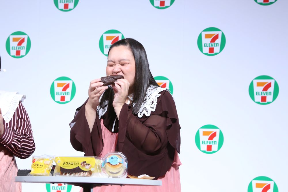 「クワトロチョコエクレア」にかぶりつく田辺智加さん