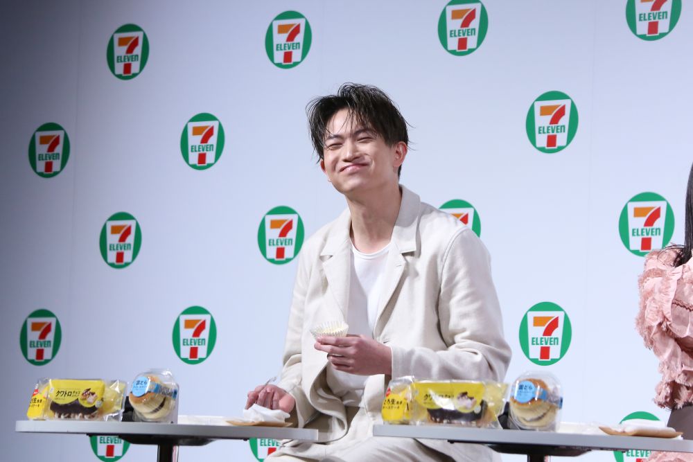 「とろ生チーズケーキ」を食べる綱啓永さん