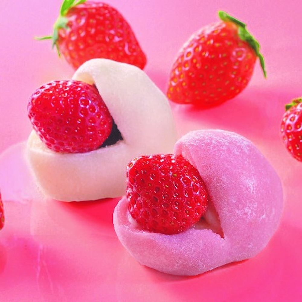 左から「特撰 紅ほっぺ種の大きな苺大福 白餡」税込み194円、「特撰 とちあいかの大きな苺大福 粒餡」1個・税込み194円、