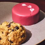 上から「ルビーチョコレートケーキ」税込み620円、「チョコレートチャンクスコーン」税込み280円