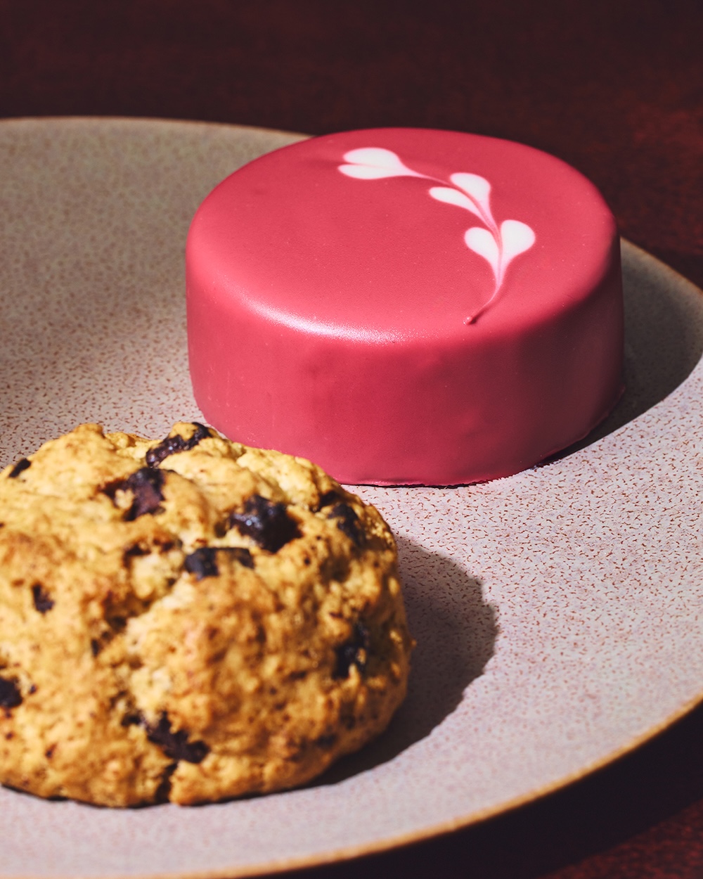 上から「ルビーチョコレートケーキ」税込み620円、「チョコレートチャンクスコーン」税込み280円