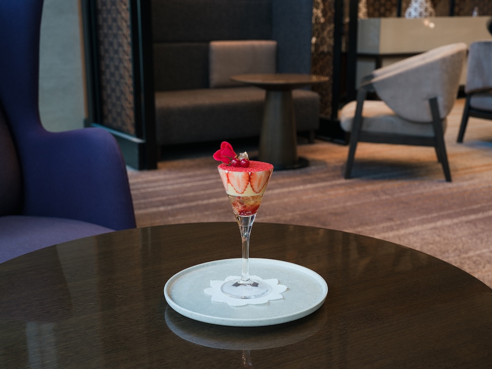 「⼋丈島⿊酢レモンジャムと苺の小さなグラスパフェ」イメージ