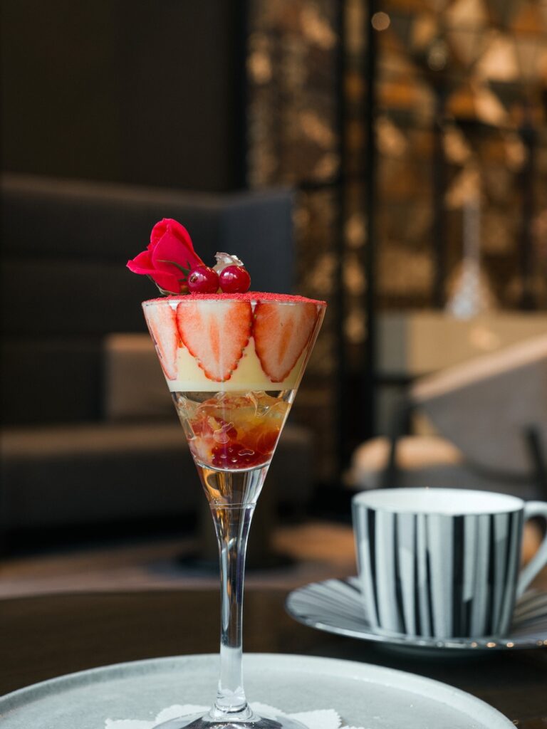 「⼋丈島⿊酢レモンジャムと苺の小さなグラスパフェ」イメージ