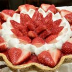 「輪花型”紅ほっぺ”とホワイトチョコのチーズスフレタルト」イメージ