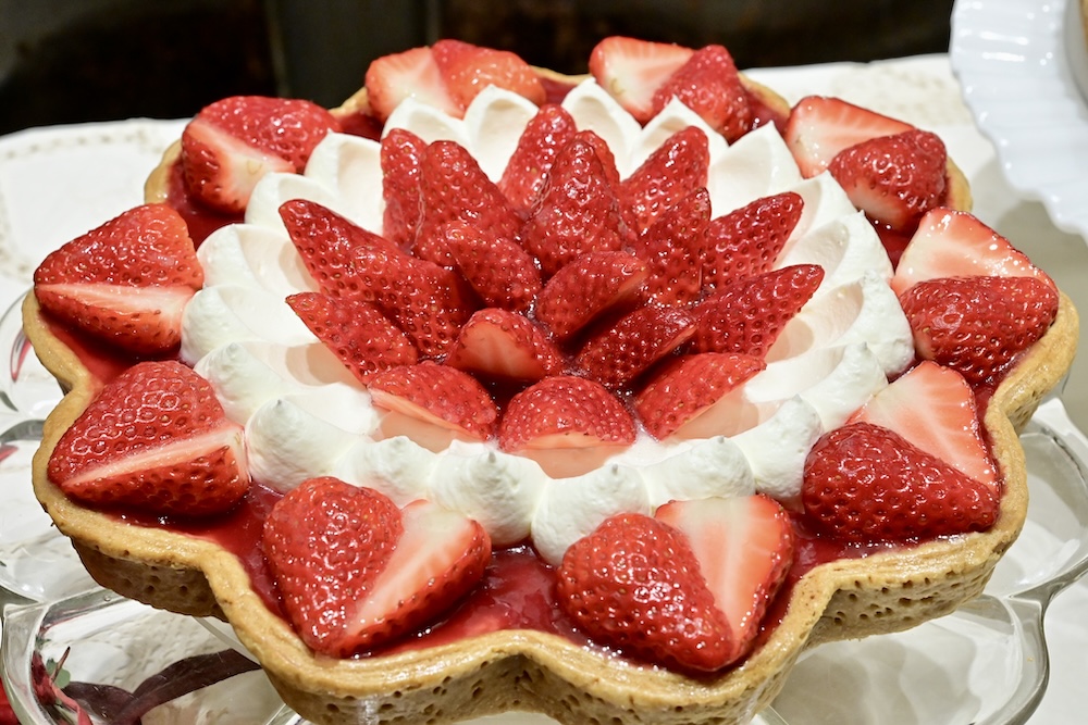 「輪花型”紅ほっぺ”とホワイトチョコのチーズスフレタルト」イメージ