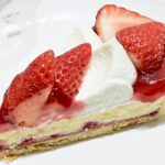 「輪花型”紅ほっぺ”とホワイトチョコのチーズスフレタルト」イメージ