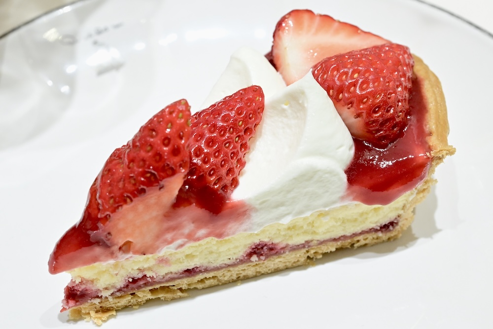 「輪花型”紅ほっぺ”とホワイトチョコのチーズスフレタルト」イメージ