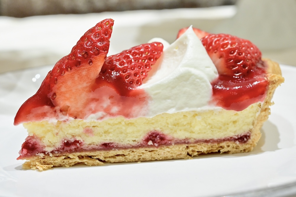 「輪花型”紅ほっぺ”とホワイトチョコのチーズスフレタルト」イメージ