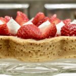 「輪花型”紅ほっぺ”とホワイトチョコのチーズスフレタルト」イメージ