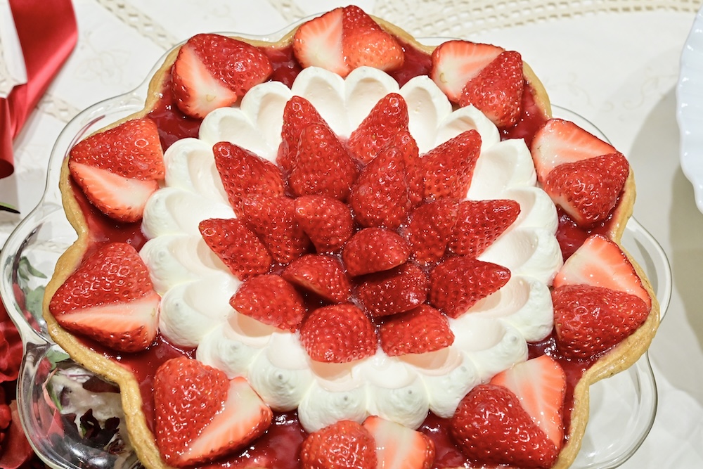 「輪花型”紅ほっぺ”とホワイトチョコのチーズスフレタルト」イメージ