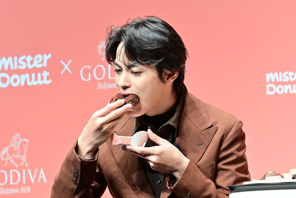 神尾楓珠、ミスド新作ドーナツをガブリッ