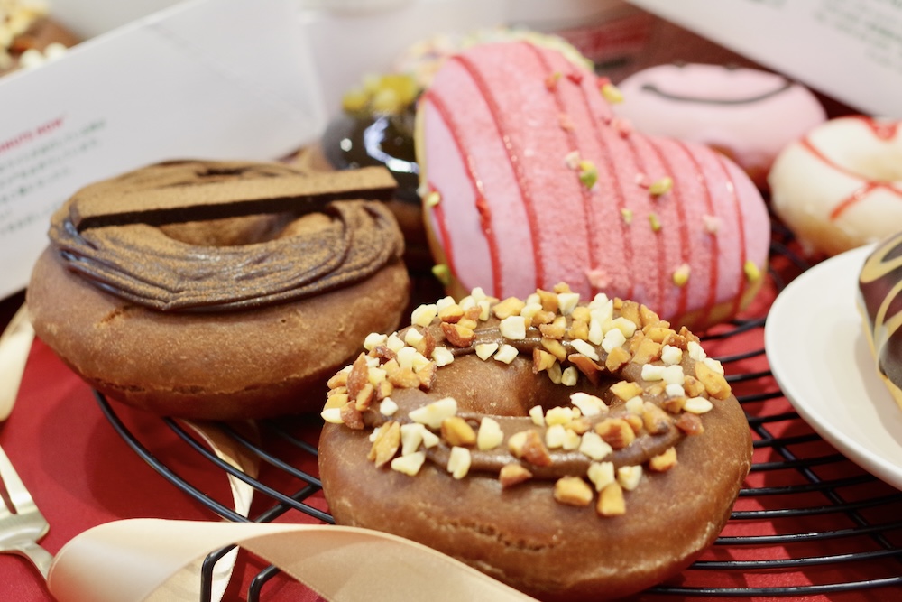 クリスピー・クリーム・ドーナツのバレンタイン向けショコラドーナツ イメージ