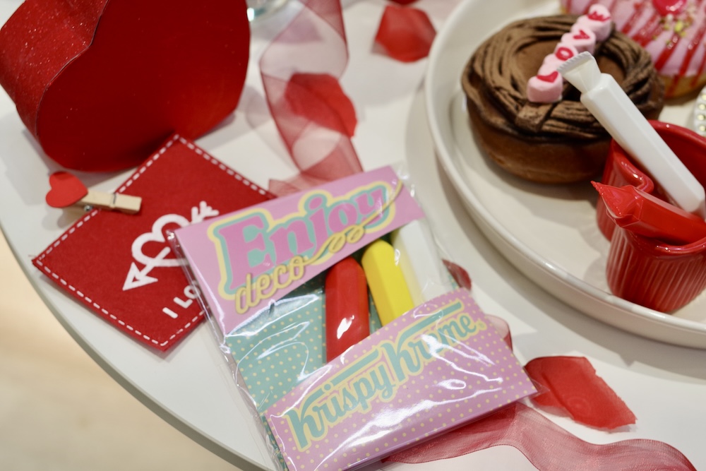 「エンジョイ デコ クリスピー・クリーム」テイクアウト・税込み496円、イートイン・税込み506円