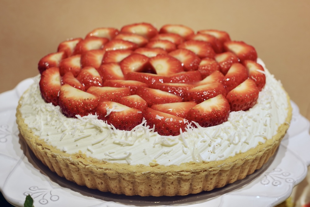 2月15日まで販売される「特選 静岡県産 “紅ほっぺ”のタルト」ホール・税込み19,980円