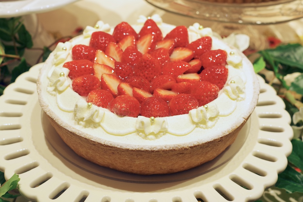 新作「イチゴミルクのタルト」ホール・税込み10,908円