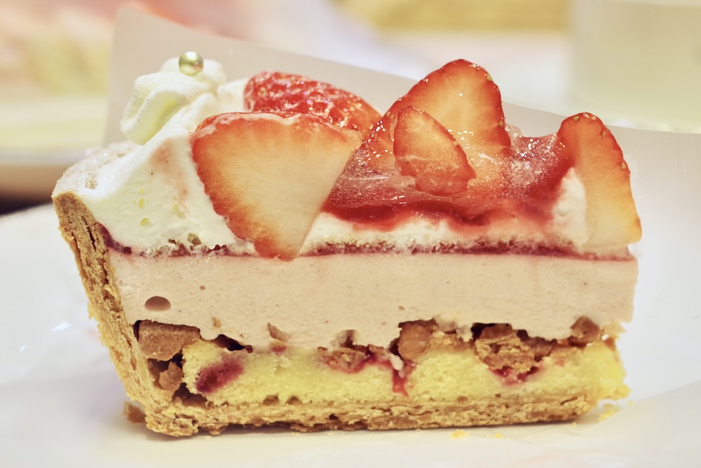 新作「イチゴミルクのタルト」ホール・税込み10,908円