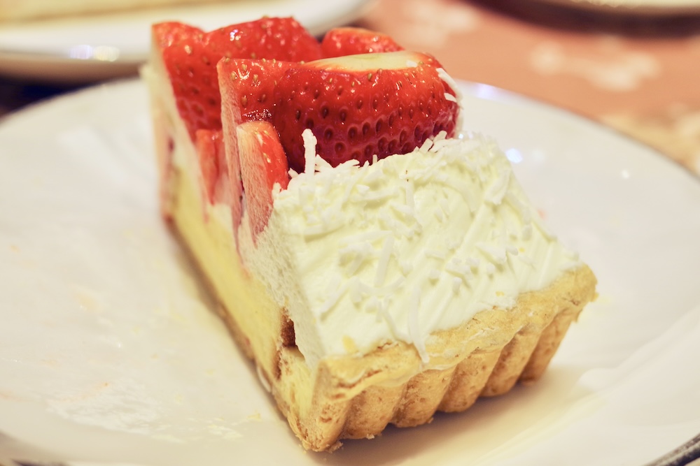 2月15日まで販売される「特選 静岡県産 “紅ほっぺ”のタルト」ホール・税込み19,980円、ピース・税込み1,998円