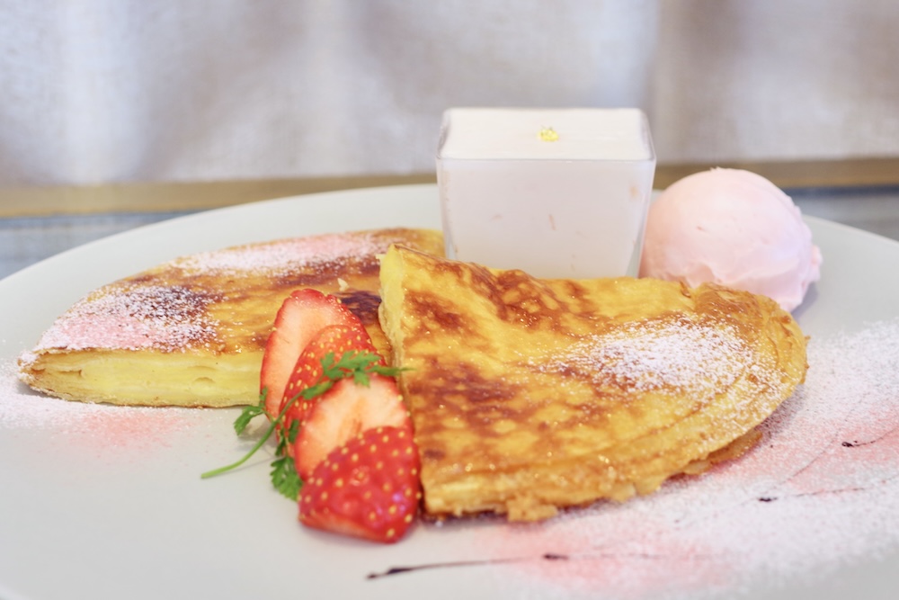 「桜といちごのミルフィーユパンケーキ」税込み2,600円