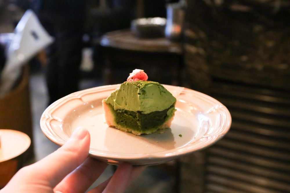 「八女抹茶と苺ピスタチオのタルト」テイクアウト・税込み972円、イートイン・税込み990円