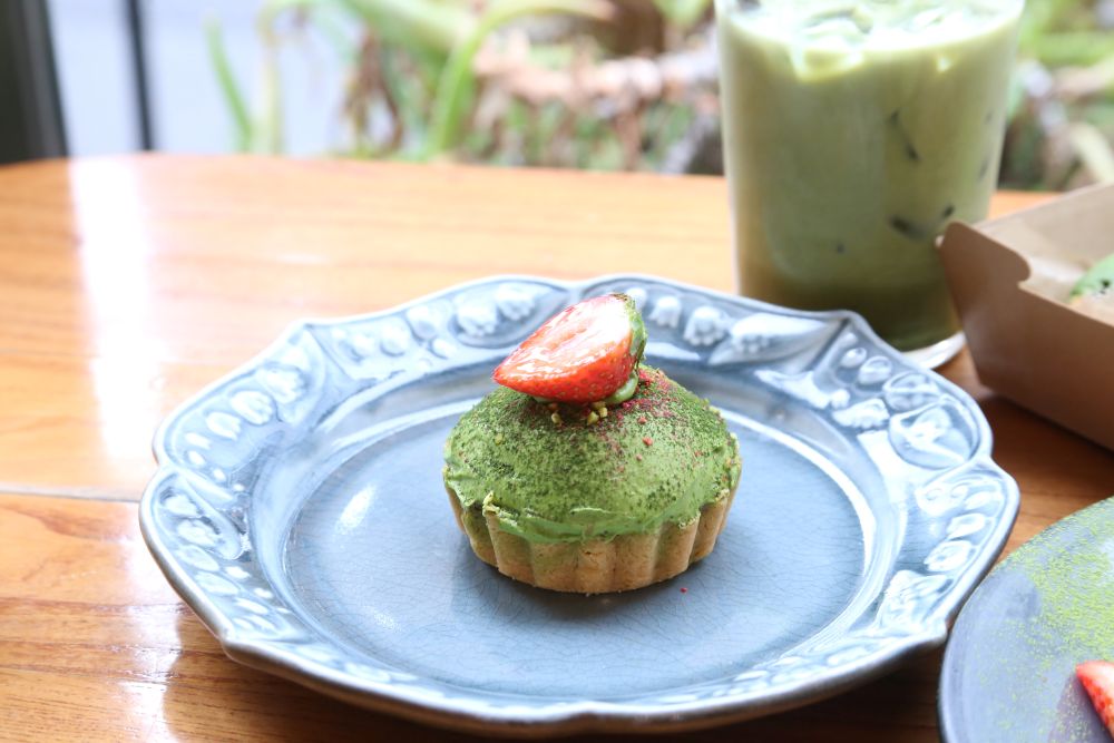 「八女抹茶と苺ピスタチオのタルト」テイクアウト・税込み972円、イートイン・税込み990円