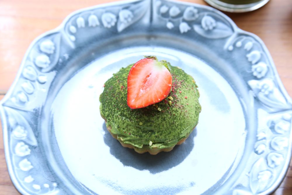 「八女抹茶と苺ピスタチオのタルト」テイクアウト・税込み972円、イートイン・税込み990円