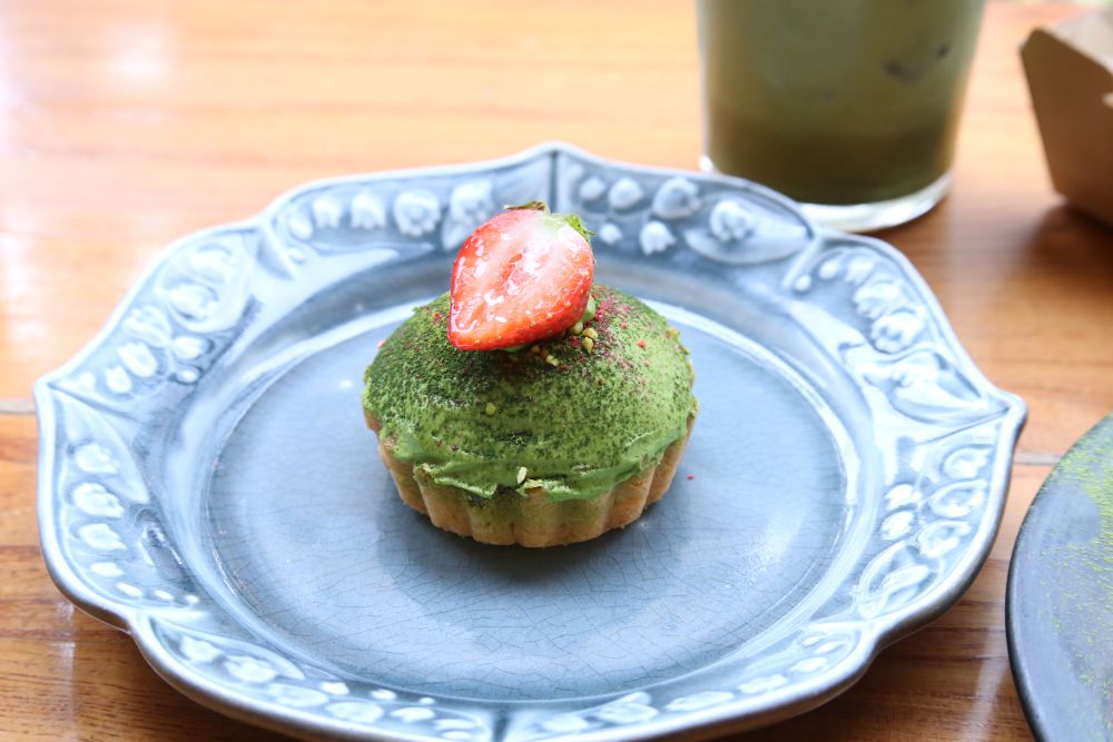 「八女抹茶と苺ピスタチオのタルト」テイクアウト・税込み972円、イートイン・税込み990円