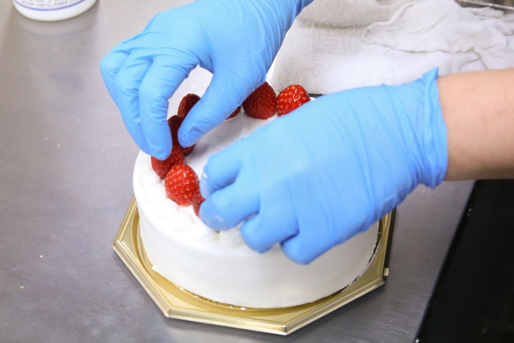 製造中の「苺のショートケーキ・ブラン」イメージ