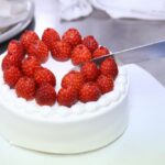 7等分にカットされる「苺のショートケーキ・ブラン」イメージ