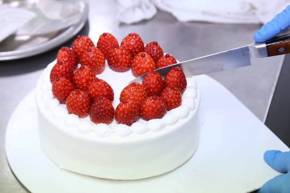 7等分にカットされる「苺のショートケーキ・ブラン」イメージ