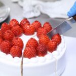 7等分にカットされる「苺のショートケーキ・ブラン」イメージ