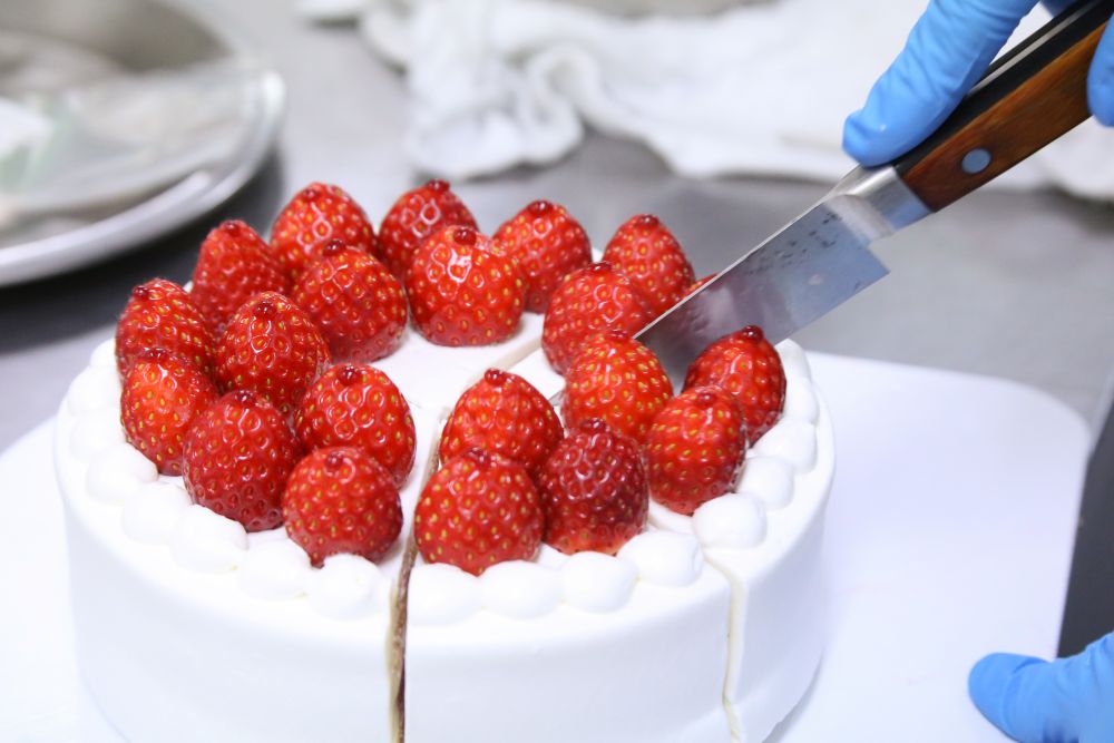 7等分にカットされる「苺のショートケーキ・ブラン」イメージ