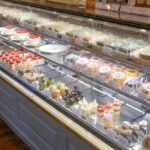 ショーケースに並ぶケーキのイメージ
