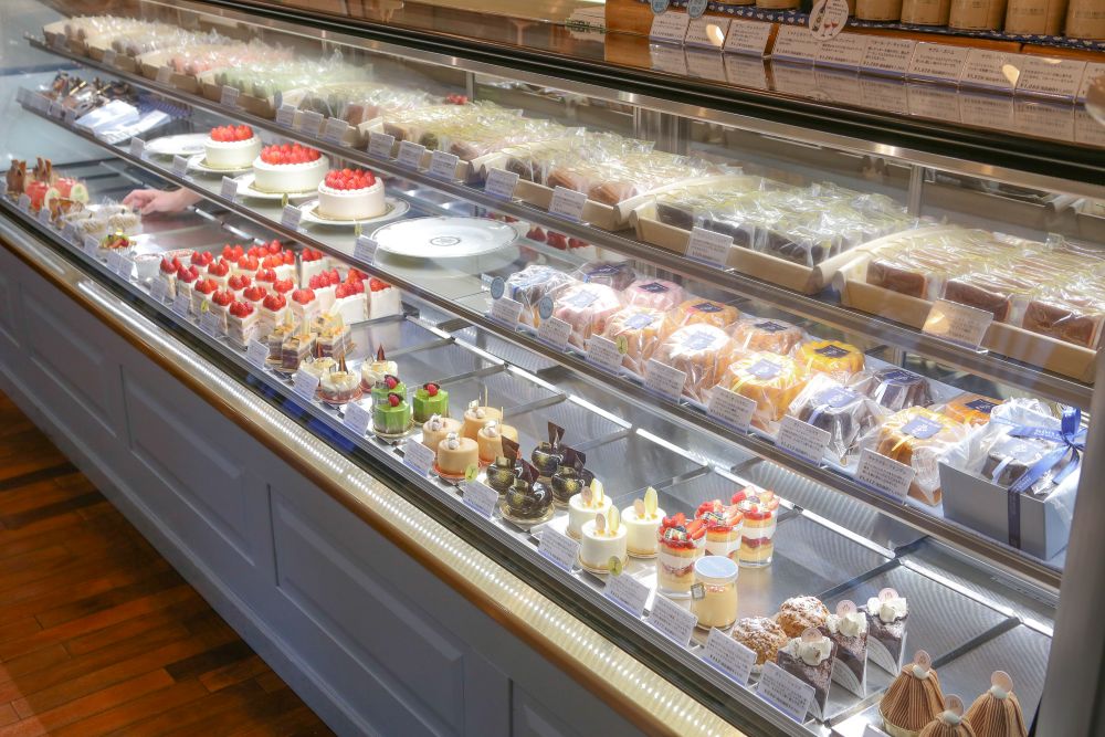 ショーケースに並ぶケーキのイメージ