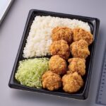 2月10日より発売される「盛りすぎ!鶏のから揚げ弁当」税込み592円