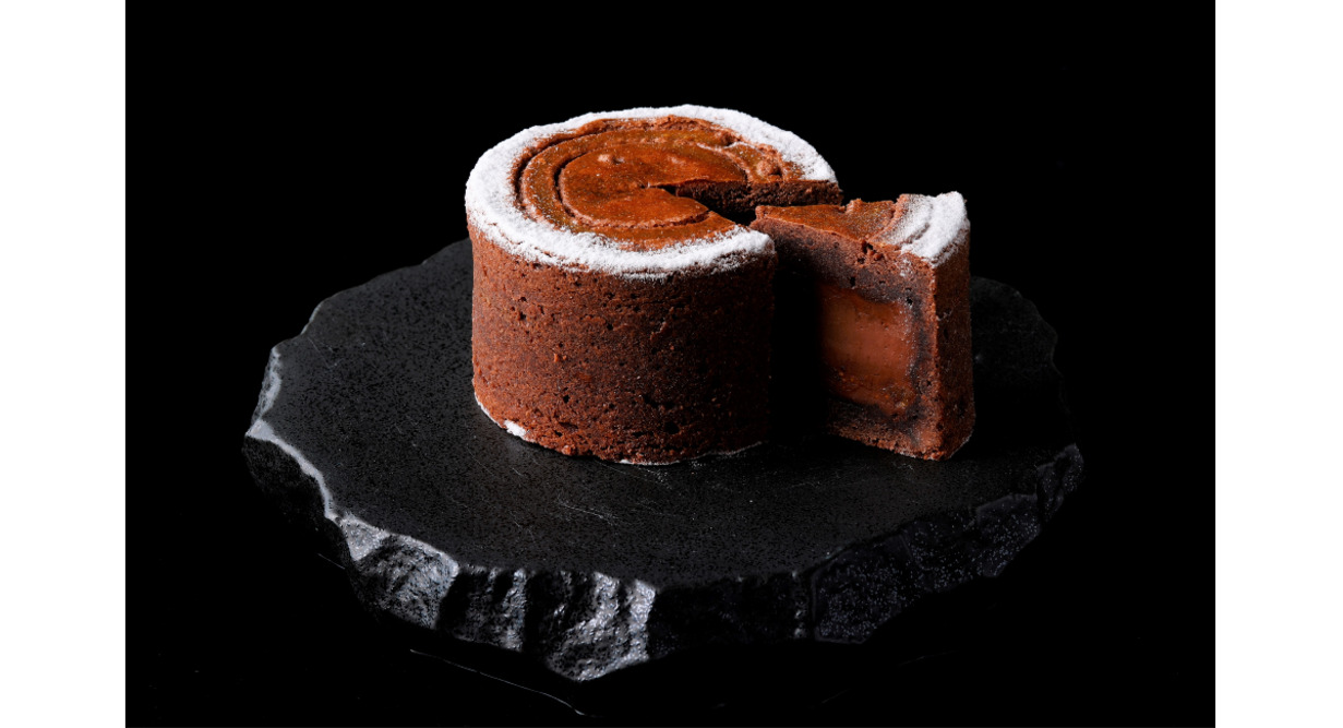 3つの食感が織りなす、ショコラの深み「THE KAHALA Gâteau Basque au Chocolat」期間限定販売バレンタイン限定カクテルも登場
