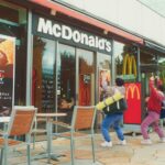 マクドナルドの新テレビCM「私のせいじゃない！」篇の場面ビジュアル