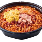 2月16日に発売される「盛りすぎ!ナポリタン」税込み697円(ナチュラルローソンでの販売なし)