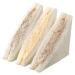 2月17日より発売される「盛りすぎ!ツナたまごサンド」税込み297円