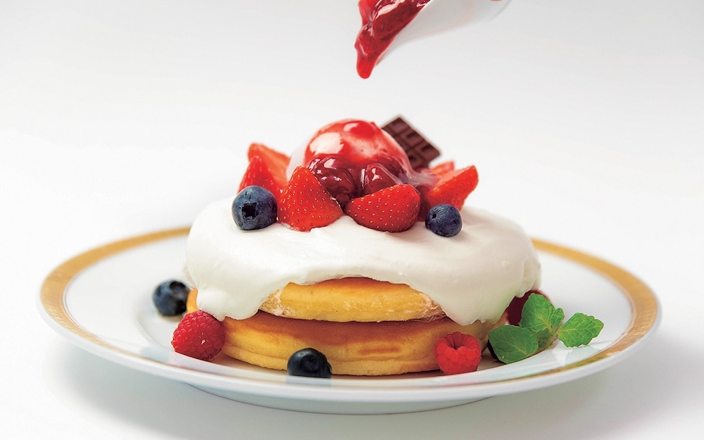 「丸福珈琲店」の各日25点限定・イートイン限定「スペシャルソースのホットケーキいちご添え」ドリンク付き・税込み2,222円