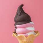 「チョコがけいちごミルクソフト」イメージ