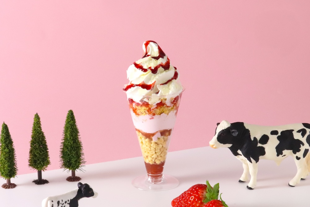 阪神梅田本店限定「あさぎり牛乳 いちごパフェ」税込み864円