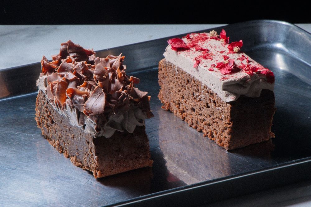 左から、青山店限定の「オリジナルチョコレートケーキ」、麻布台店限定の「オリジナルチョコレートケーキ」各種880円