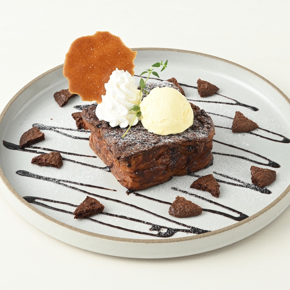 2月28日まで販売される「KAFFE OTTE」の「デニッシュフレンチトースト（濃厚トリプルチョコ）」税込み1,430円