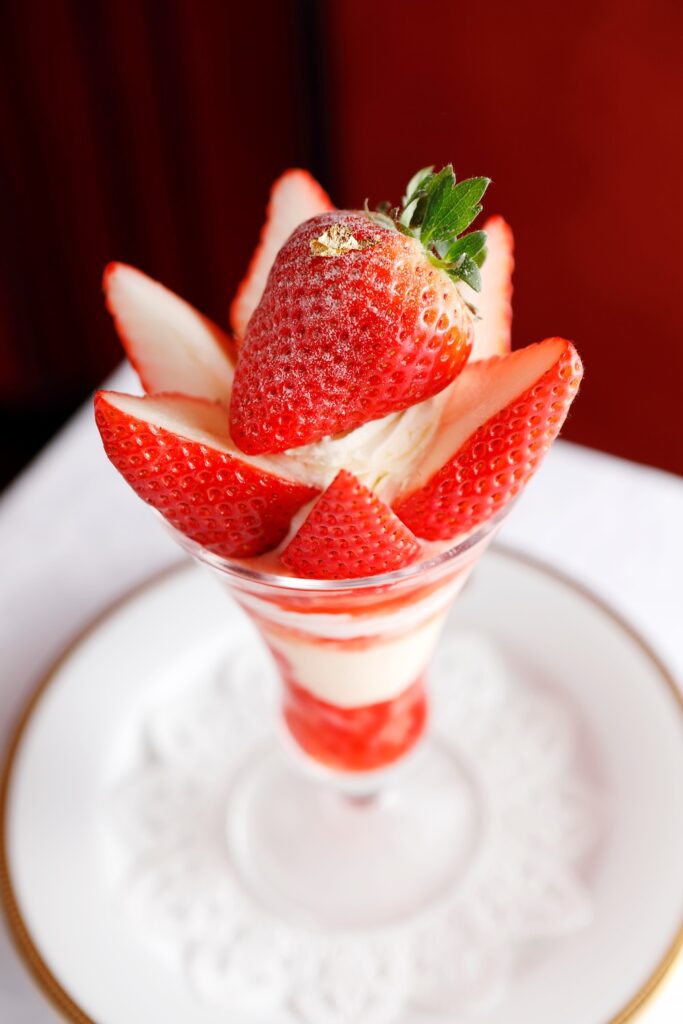 「静岡県産“ももかベリー”のプレミアムストロベリーパフェ」税込み4,000円